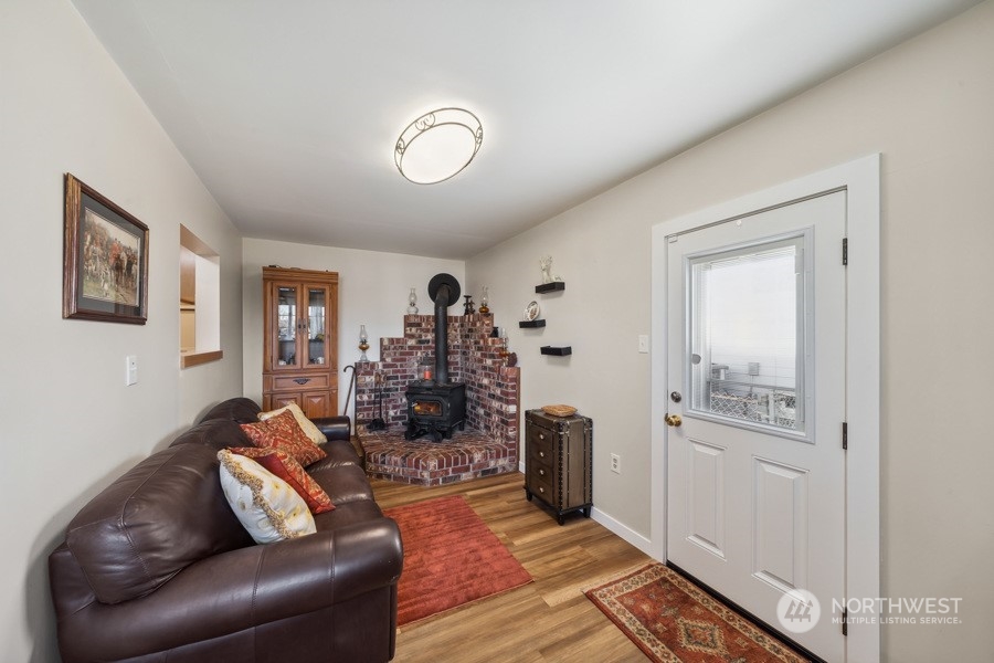 2007 Park Enumclaw Wa 98022 Enumclaw, WA 98022 - Photo 13 of 34 a living room with furniture