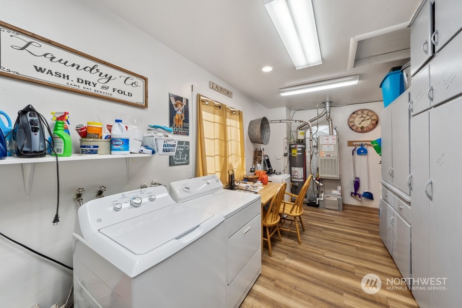 2007 Park Enumclaw Wa 98022 Enumclaw, WA 98022 - Photo 15 of 34 a very nice looking room with many windows