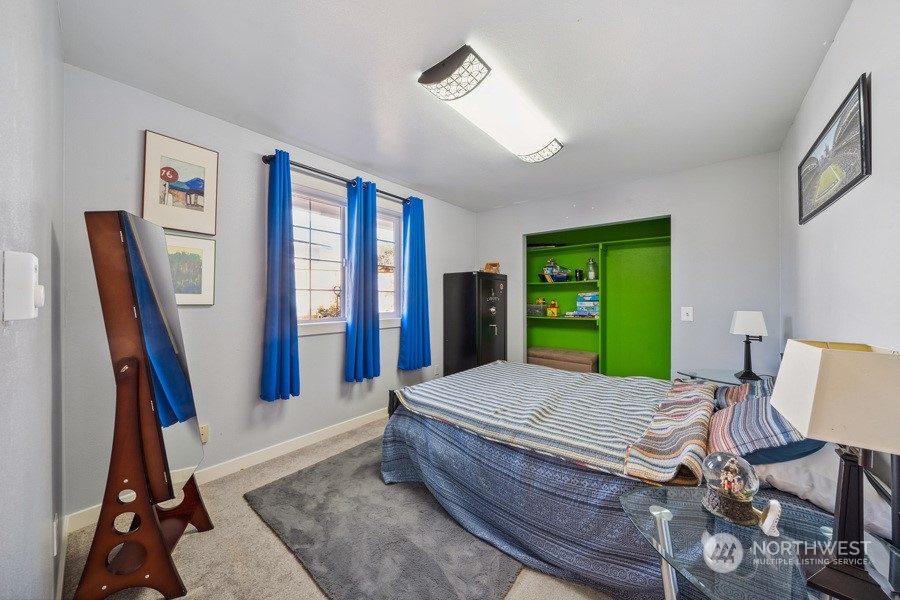 2007 Park Enumclaw Wa 98022 Enumclaw, WA 98022 - Photo 21 of 34 a bed sitting in a bedroom next to a window