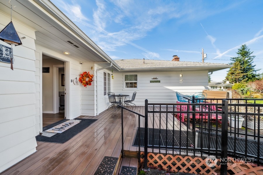 2007 Park Enumclaw Wa 98022 Enumclaw, WA 98022 - Photo 22 of 34 a view of a balcony with wooden floor
