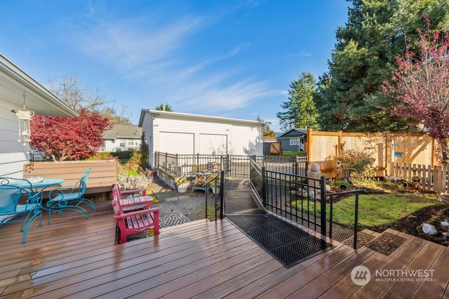 2007 Park Enumclaw Wa 98022 Enumclaw, WA 98022 - Photo 23 of 34 a view of a chairs and table in patio with wooden fence