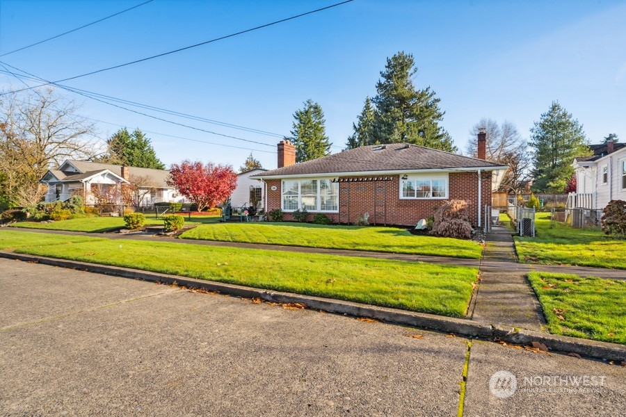 2007 Park Enumclaw Wa 98022 Enumclaw, WA 98022 - Photo 29 of 34 a front view of a house with a garden