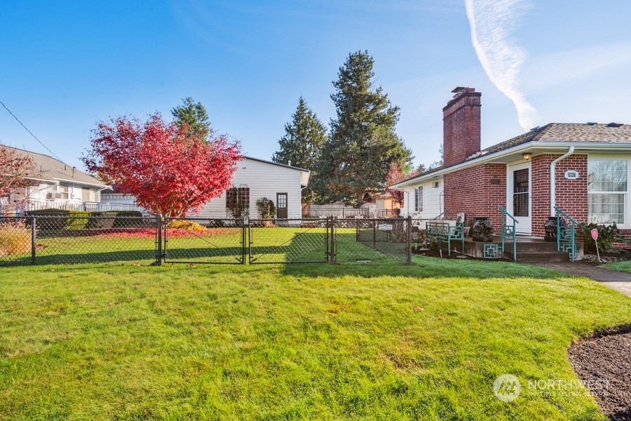2007 Park Enumclaw Wa 98022 Enumclaw, WA 98022 - Photo 3 of 34 a house with swimming pool in front of it