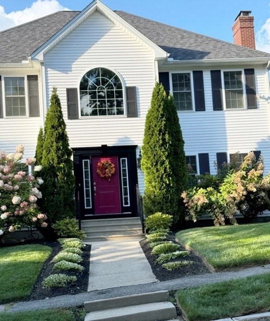 3 Bancroft Tower Road Worcester, MA 01609 - Photo 42 of 42 a front view of a house with garden