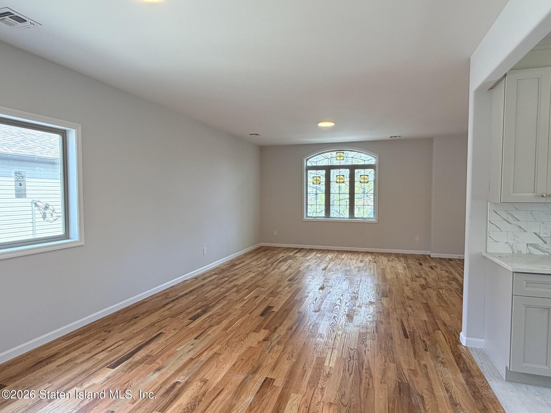 487 Woodrow Road Staten Island, NY 10312 - Photo 4 of 21 f82dab35-7817-4591-8973-b86a731fcf4d