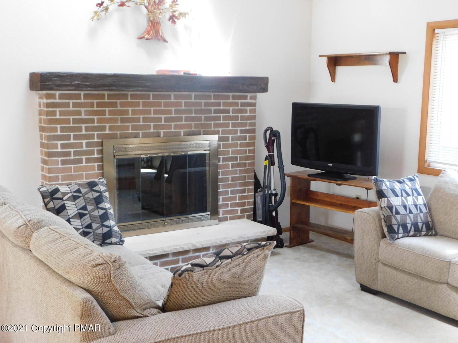 48 Robertson Road Jim Thorpe, PA 18229 - Photo 9 of 25 LIVING ROOM