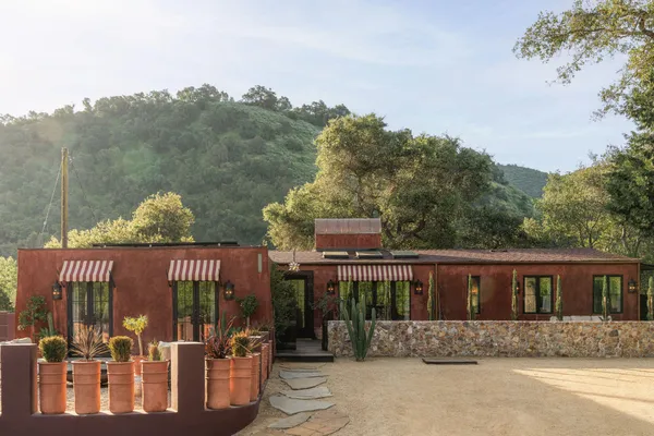 a view of a house with backyard and sitting area