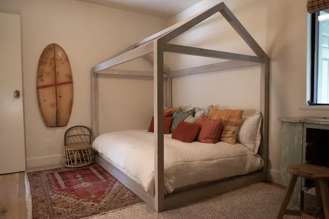 a view of a fountain in front of the house