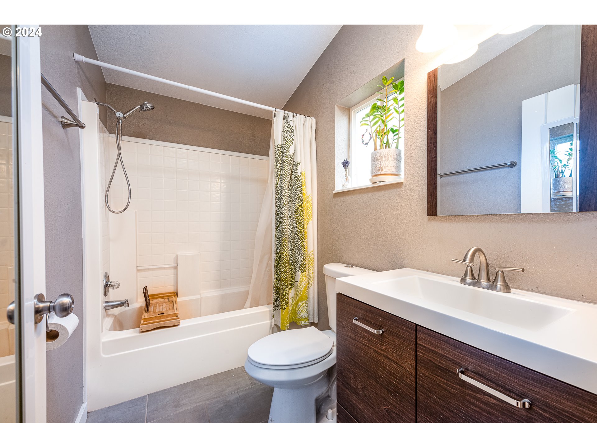 434 39th Street Springfield, OR 97478 - Photo 18 of 28 a bathroom with a sink a toilet and a bathtub