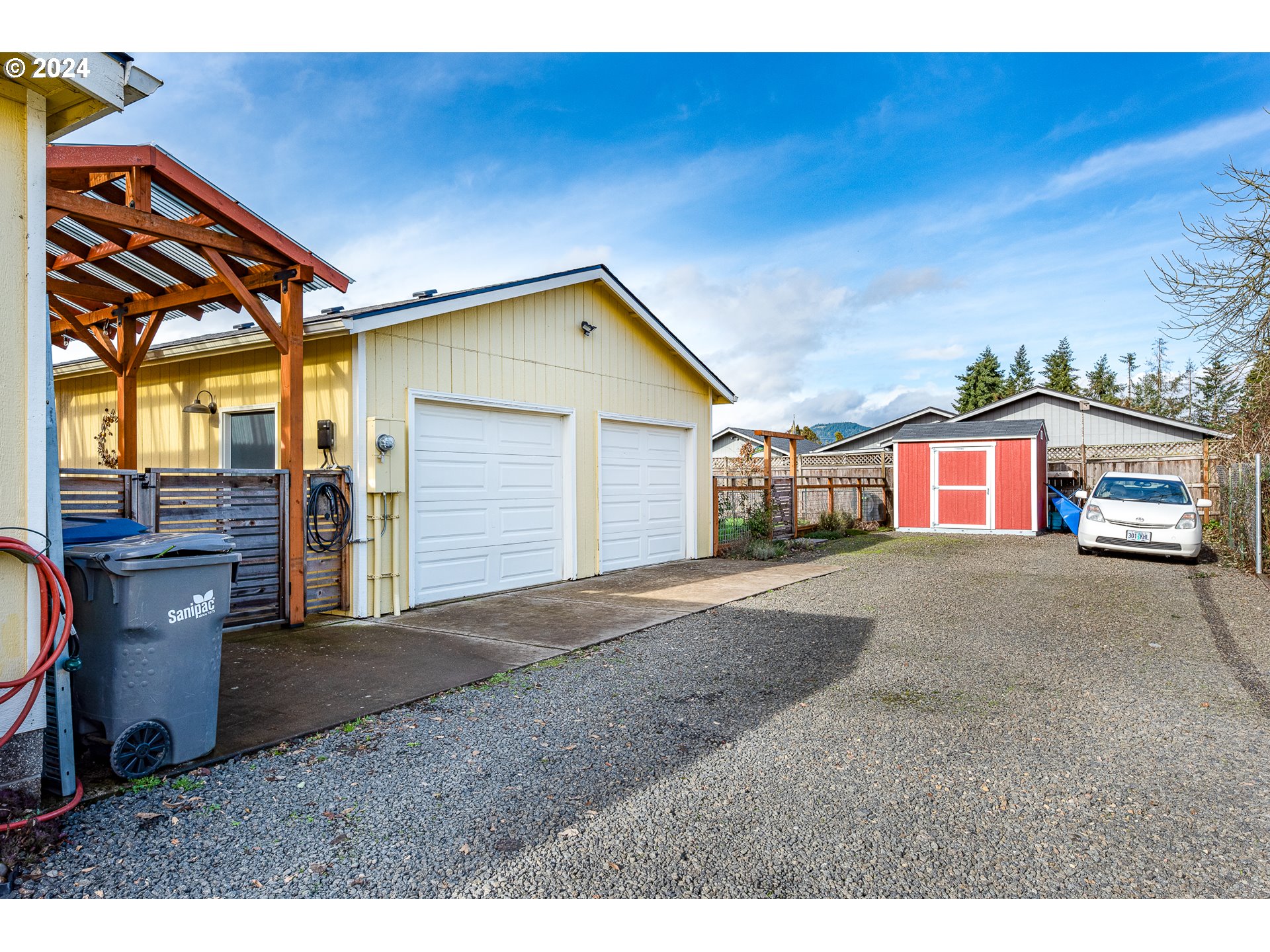 434 39th Street Springfield, OR 97478 - Photo 28 of 28 a view of a house with a garage and balcony
