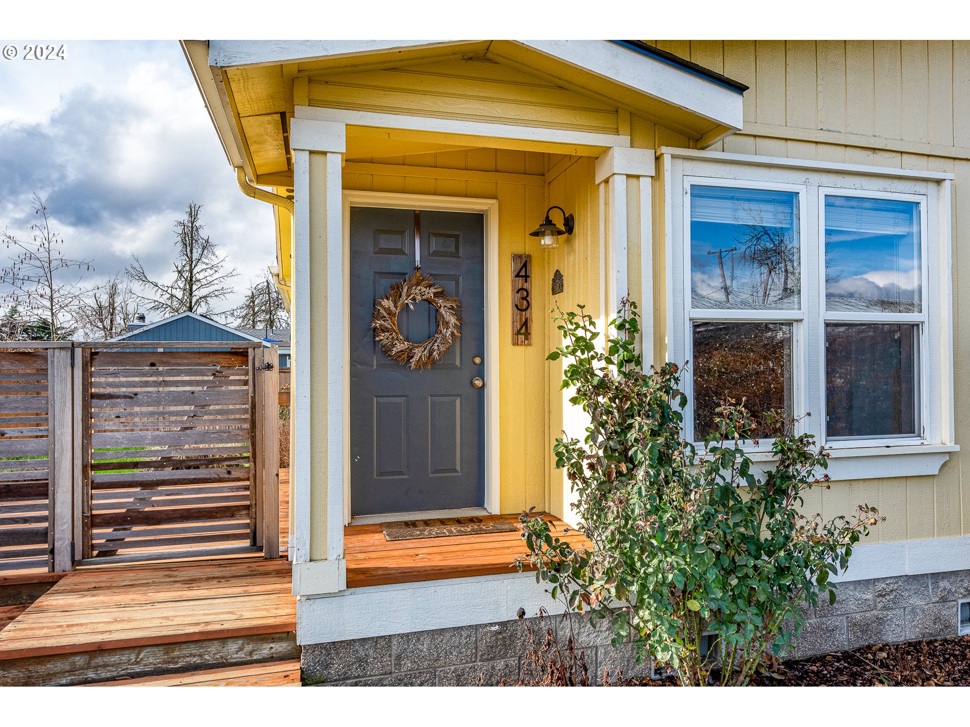 434 39th Street Springfield, OR 97478 - Photo 4 of 28 a front view of a house with a outdoor shower