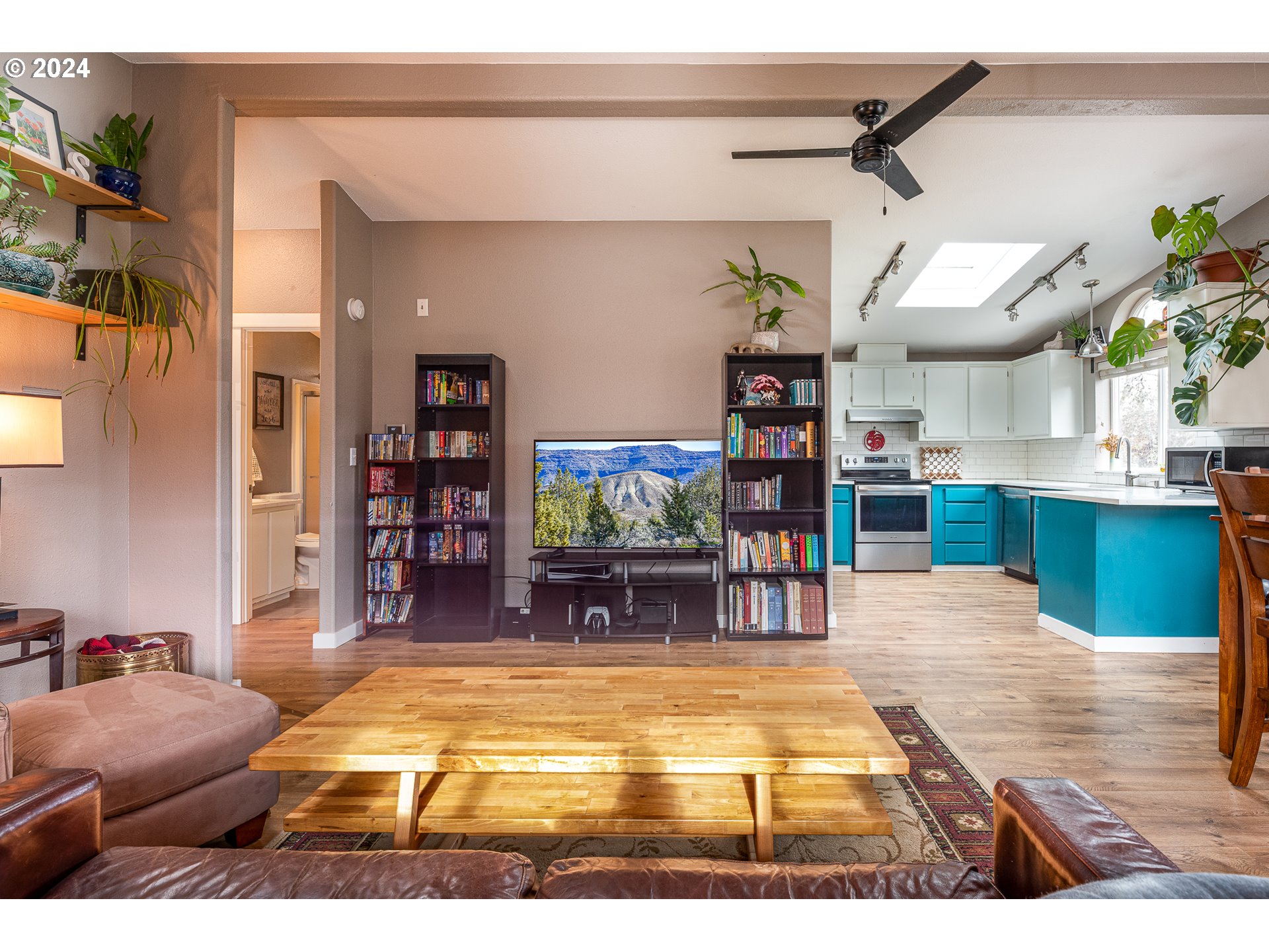 434 39th Street Springfield, OR 97478 - Photo 9 of 28 a living room with furniture and a flat screen tv