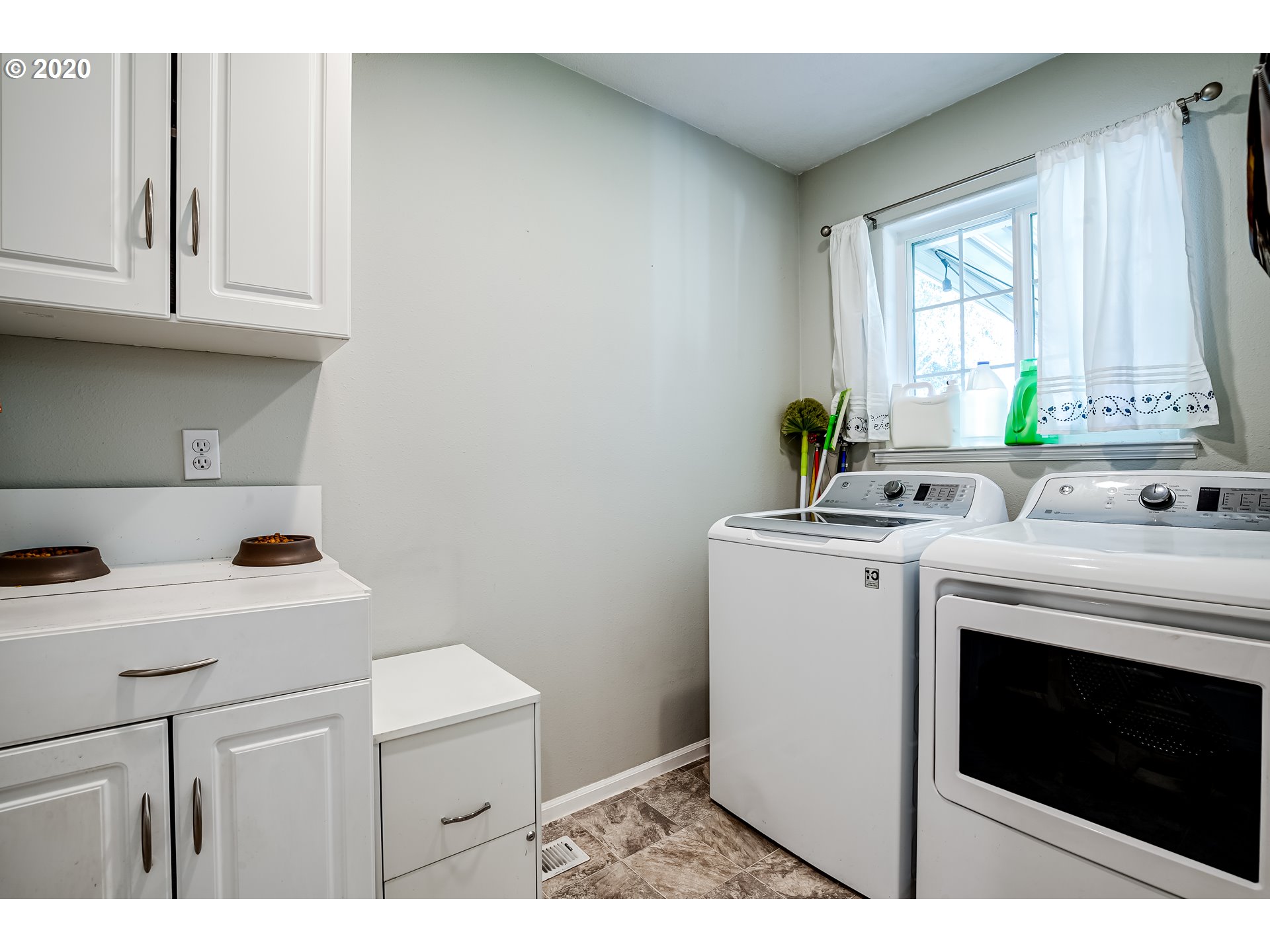 591 68th Place Springfield, OR 97478 - Photo 13 of 31 a kitchen with sink a stove and white cabinets