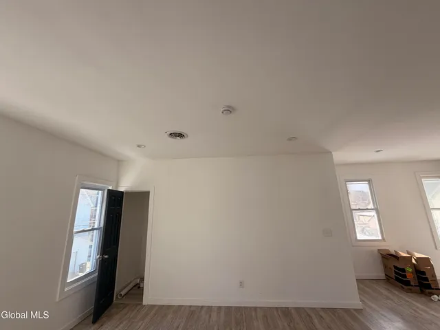 $1,200 | 25 Lefferts Street, Unit UP, Amsterdam, NY 12010