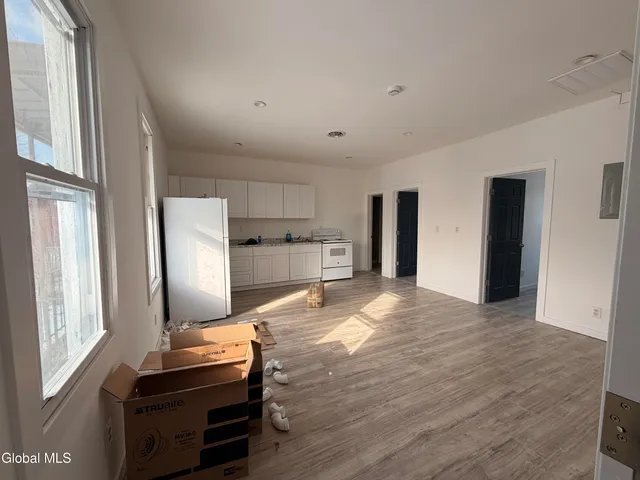 $1,200 | 25 Lefferts Street, Unit UP, Amsterdam, NY 12010