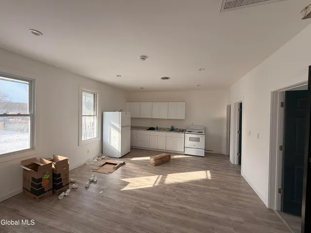 $1,200 | 25 Lefferts Street, Unit UP, Amsterdam, NY 12010