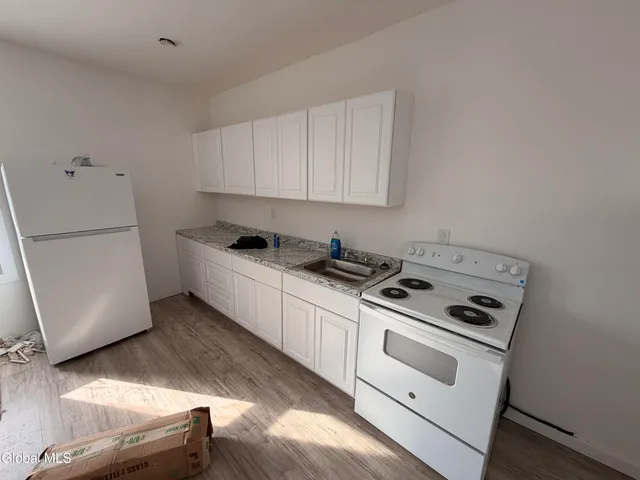 $1,200 | 25 Lefferts Street, Unit UP, Amsterdam, NY 12010