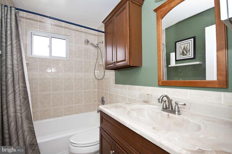 1842 Church Road Baltimore, MD 21222 - Photo 11 of 22 Bath