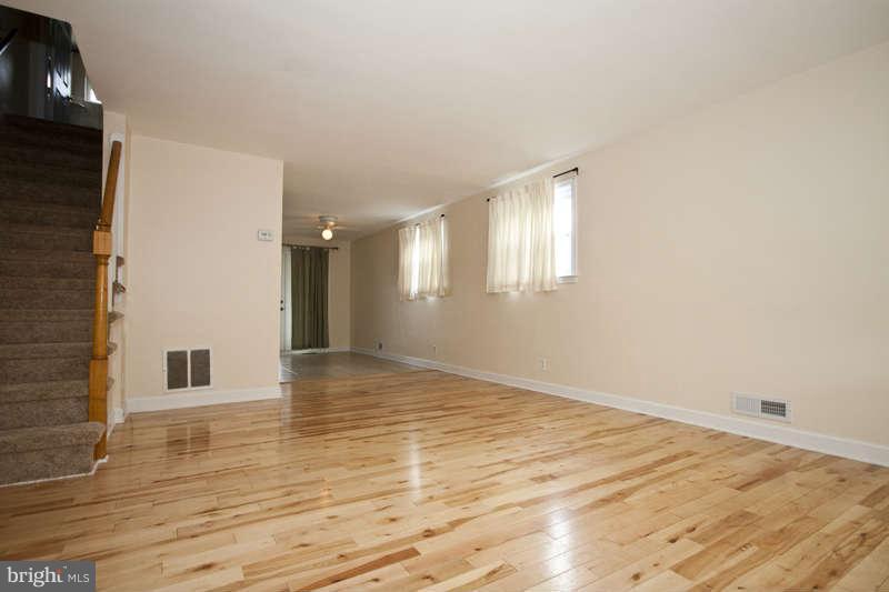 1842 Church Road Baltimore, MD 21222 - Photo 3 of 22 Living Room
