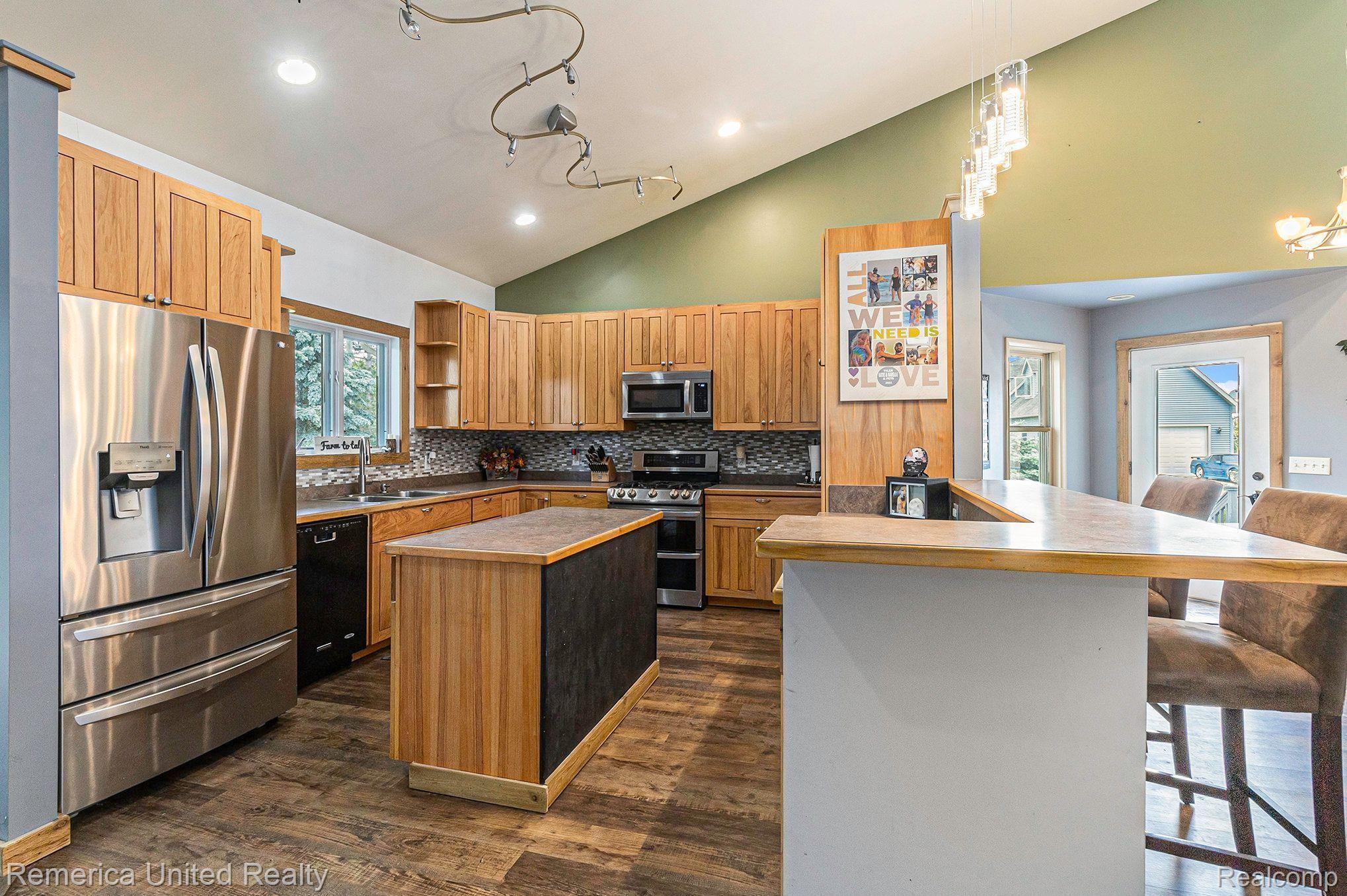 8722 North Gregory Road Fowlerville, MI 48836 - Photo 16 of 35 Kitchen with Elevated Snack Bar