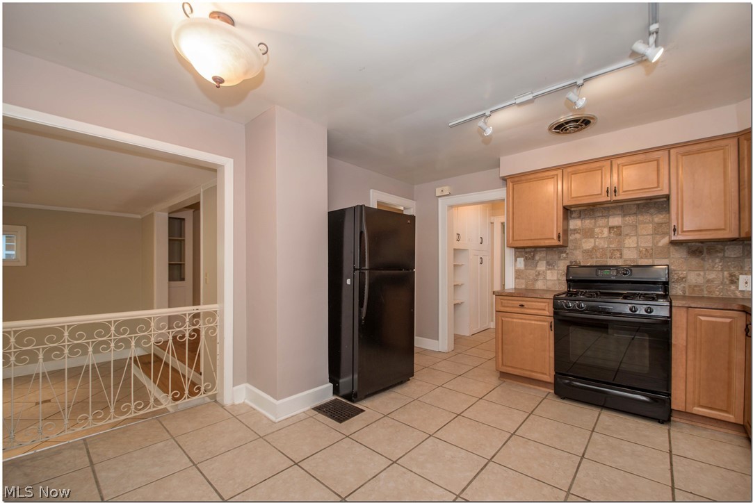 878 Roanoke Road Cleveland Heights, OH 44121 - Photo 14 of 33