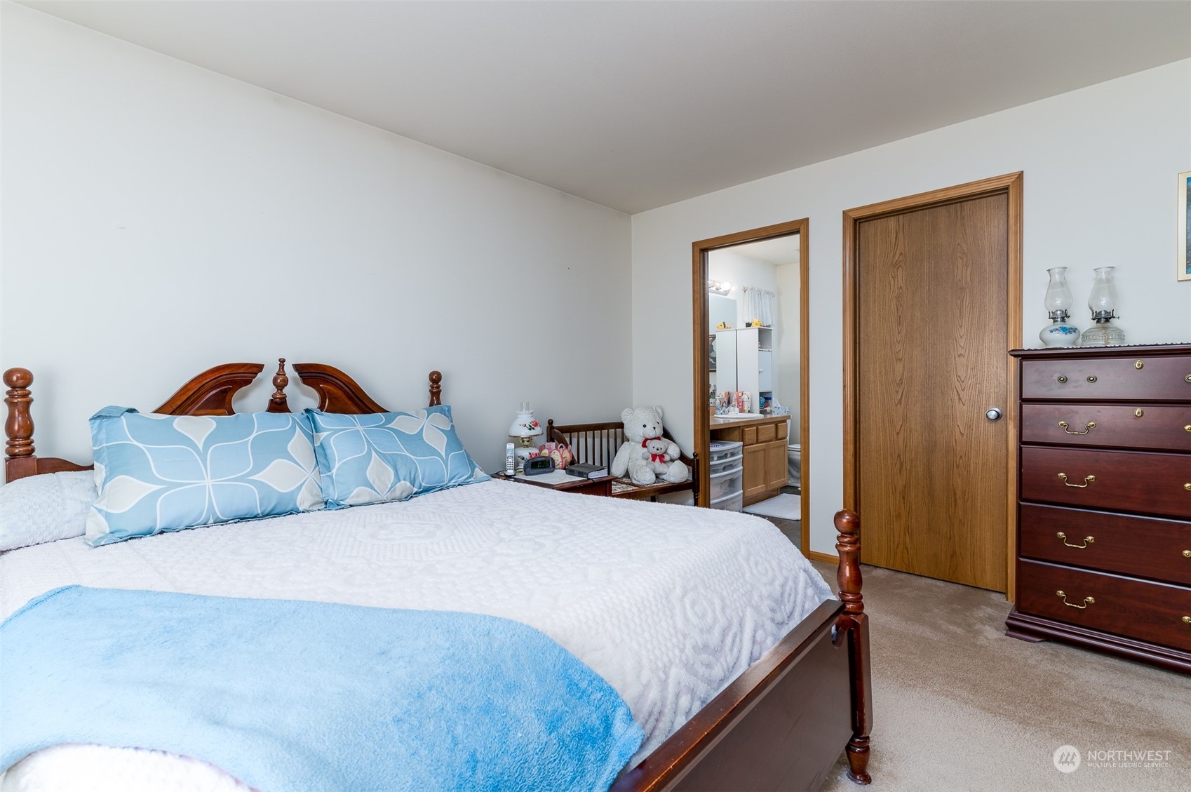 7863 Santa Fe Trail Maple Falls, WA 98266 - Photo 14 of 30 a bedroom with a bed and a mirror