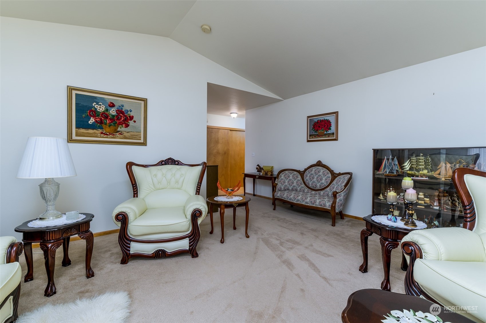 7863 Santa Fe Trail Maple Falls, WA 98266 - Photo 5 of 30 a living room with furniture