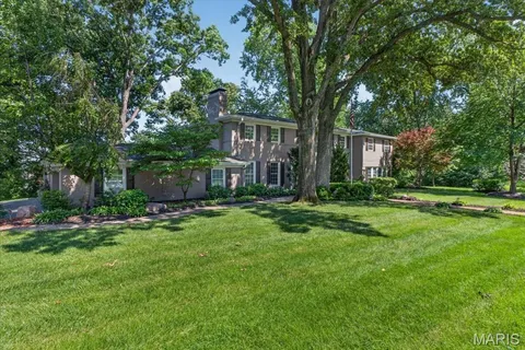 $1,349,000 | 13 Berkshire Drive, St. Louis, MO 63117