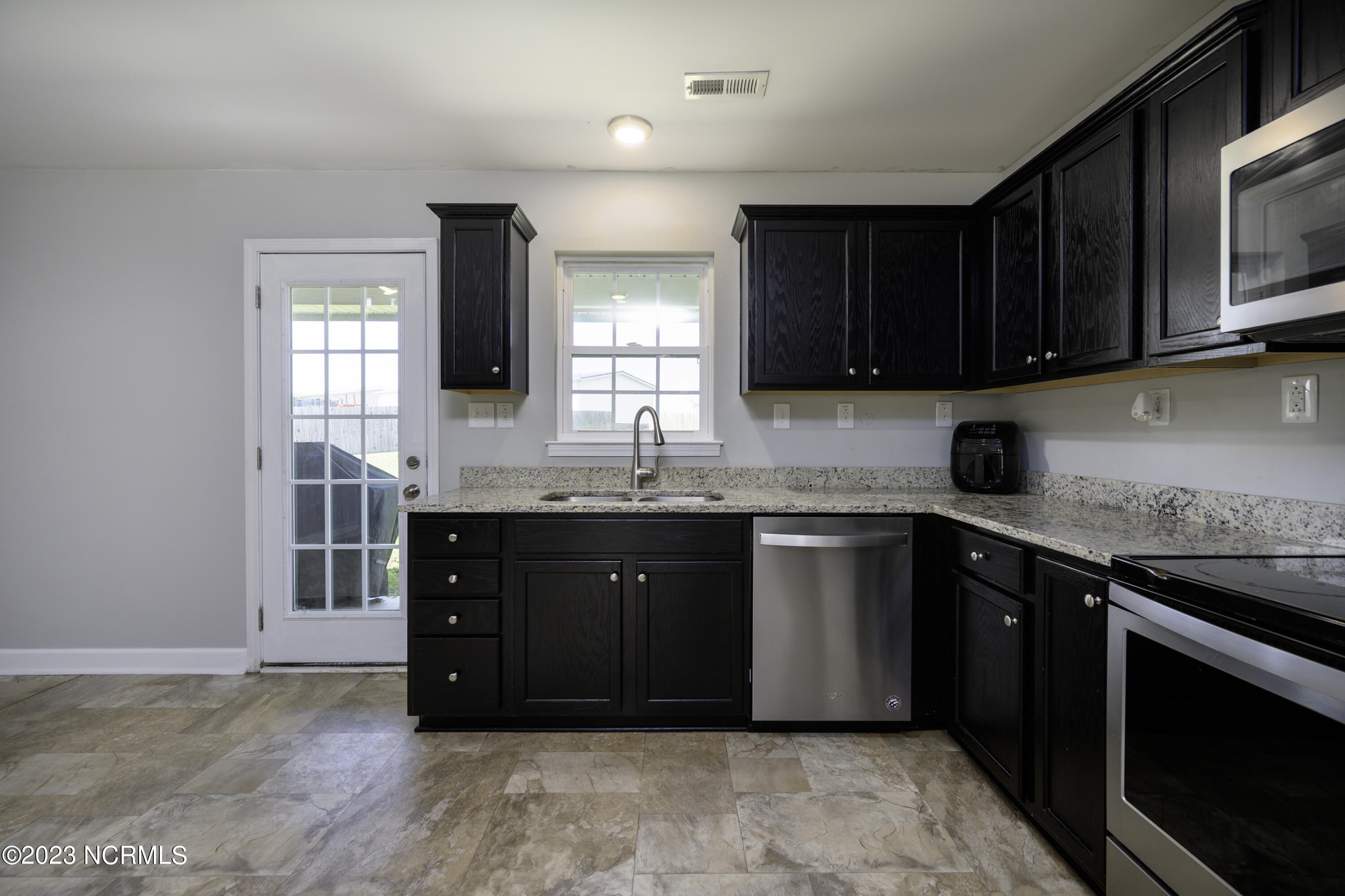 102 R&B Court Chinquapin, NC 28521 - Photo 9 of 29 Stainless Steel Appliances