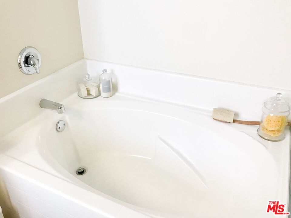 1241 5th Street, Unit 502 Santa Monica, CA 90401 - Photo 14 of 33 a bathroom with a tub