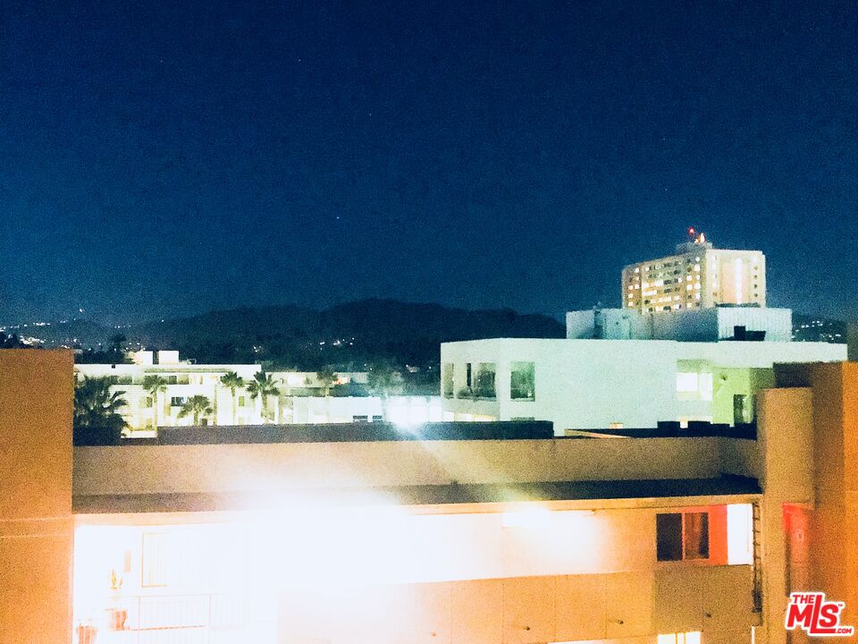 1241 5th Street, Unit 502 Santa Monica, CA 90401 - Photo 28 of 33 a view of living room with furniture