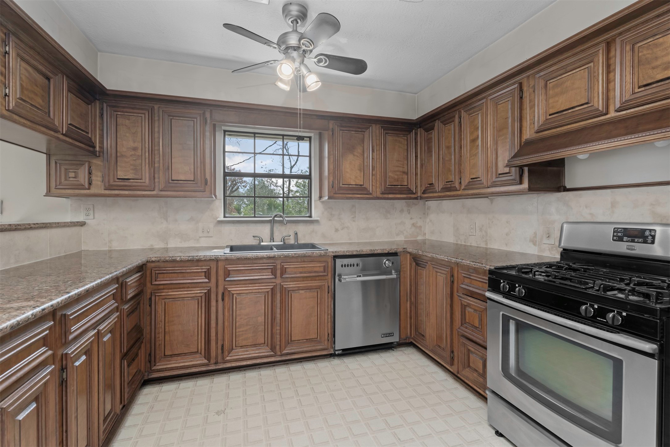 2322 Shadow Glen Lane Spring, TX 77386 - Photo 15 of 48