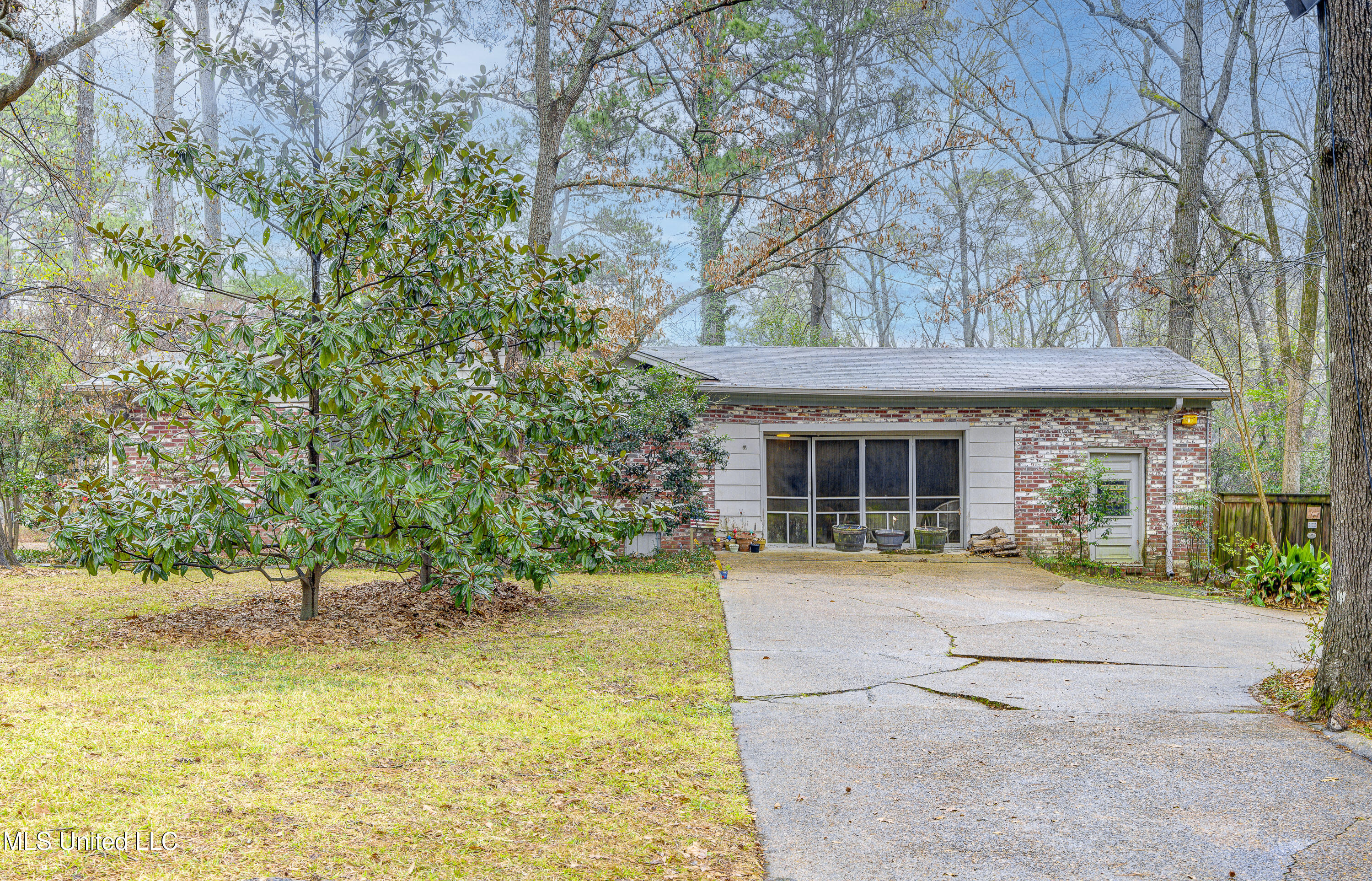 1735 Hillview Drive Jackson, MS 39211 - Photo 34 of 44 Side View