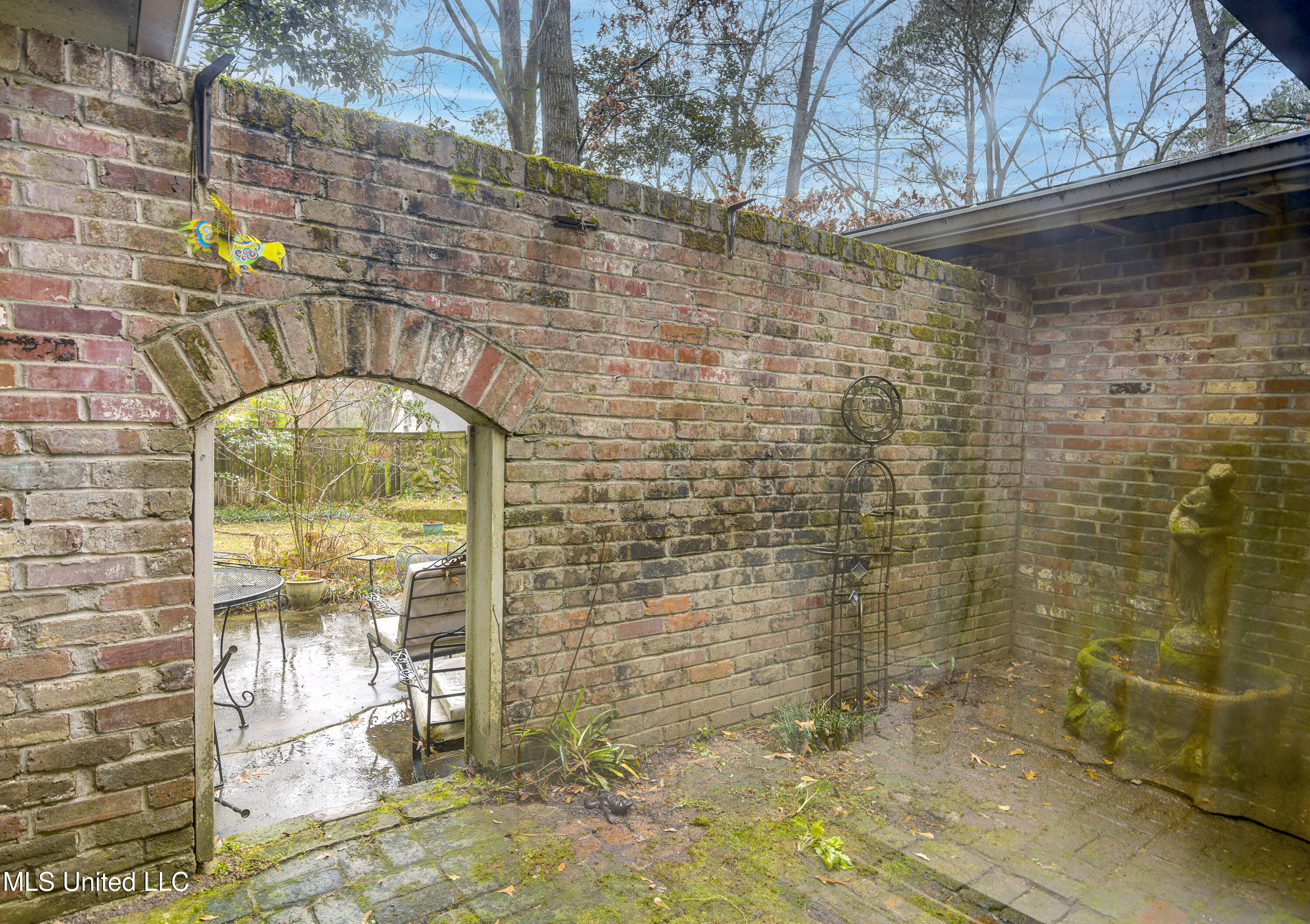 1735 Hillview Drive Jackson, MS 39211 - Photo 39 of 44 Walled Courtyard