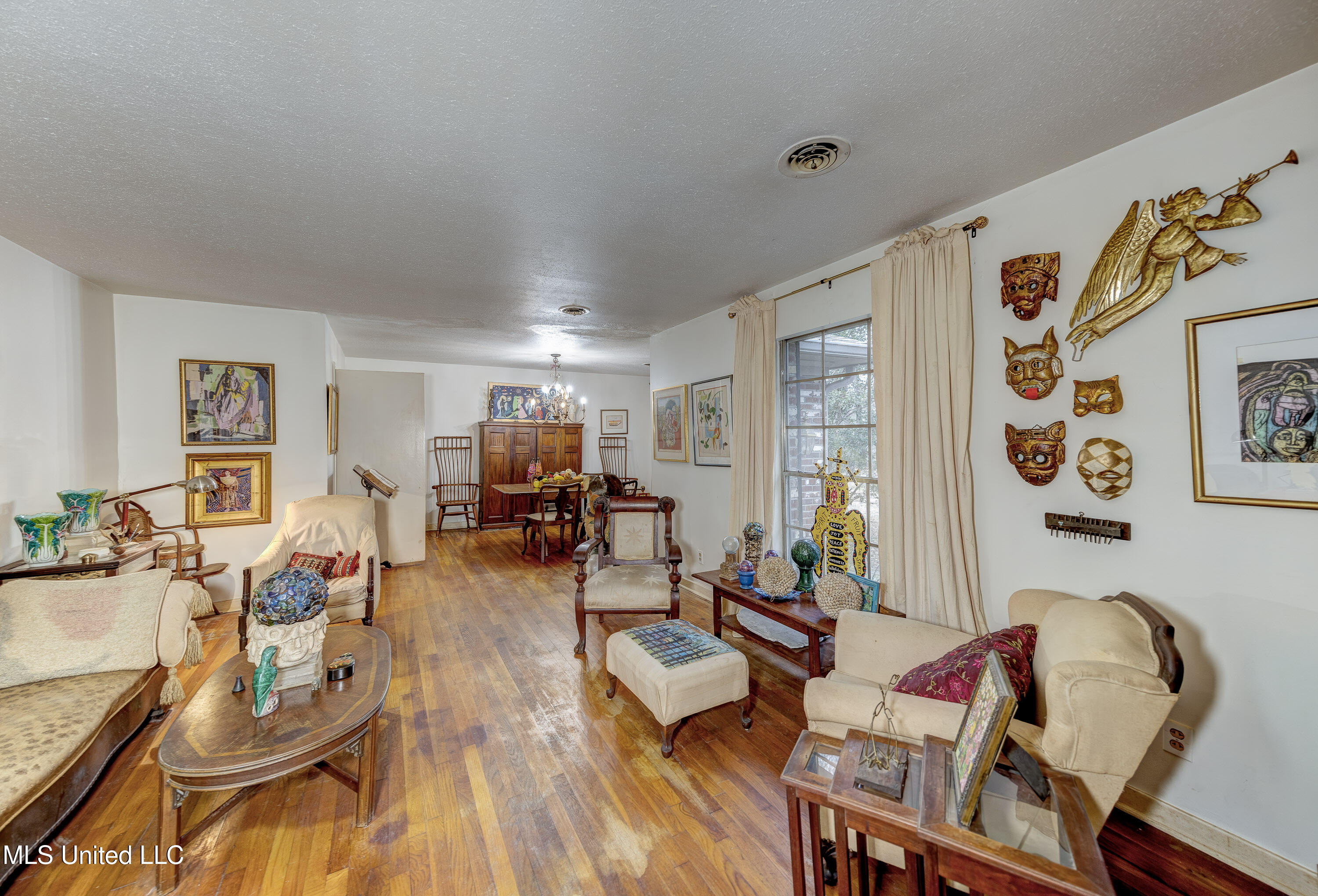 1735 Hillview Drive Jackson, MS 39211 - Photo 9 of 44 Living Room 1