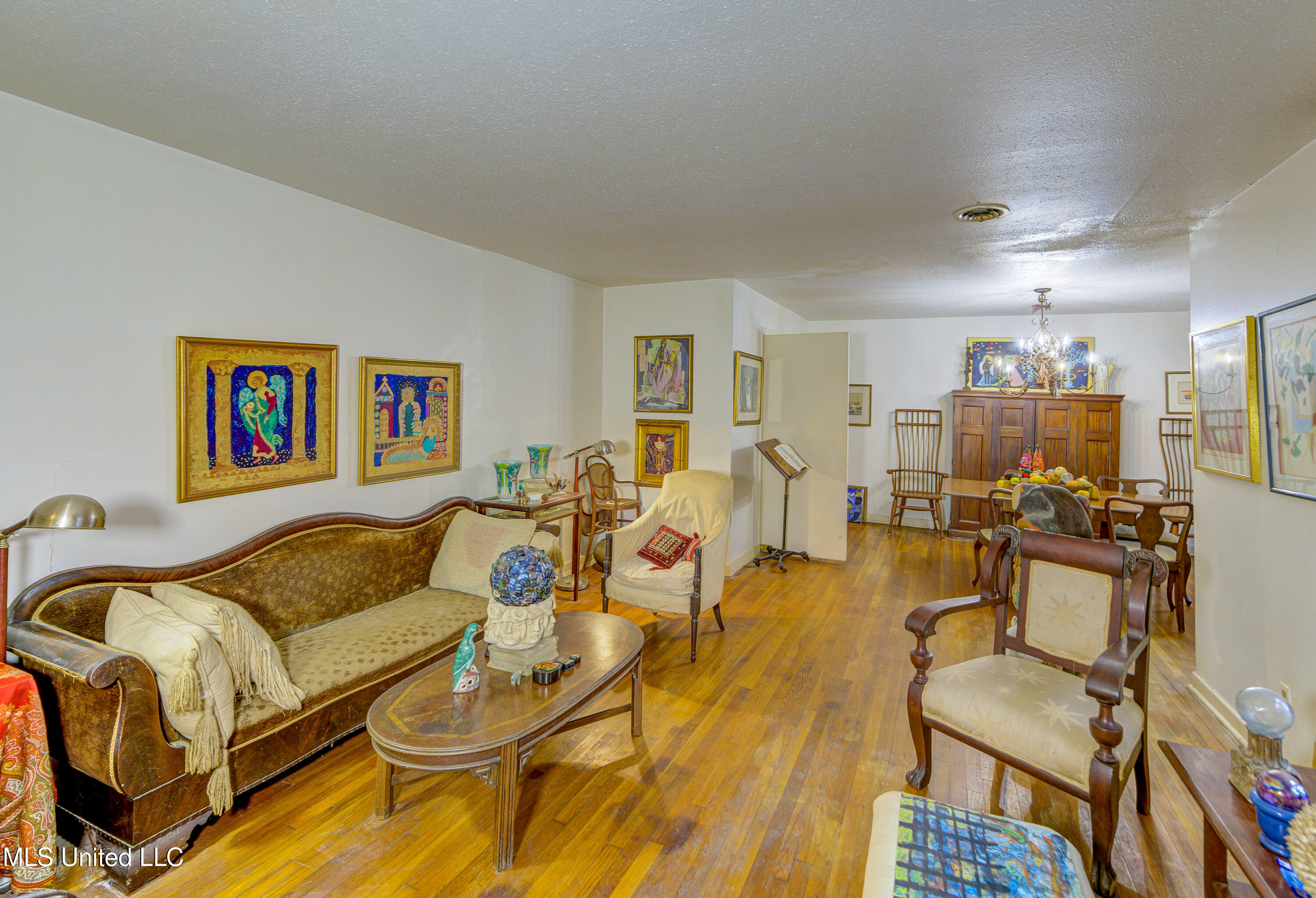 1735 Hillview Drive Jackson, MS 39211 - Photo 10 of 44 Living Room 2
