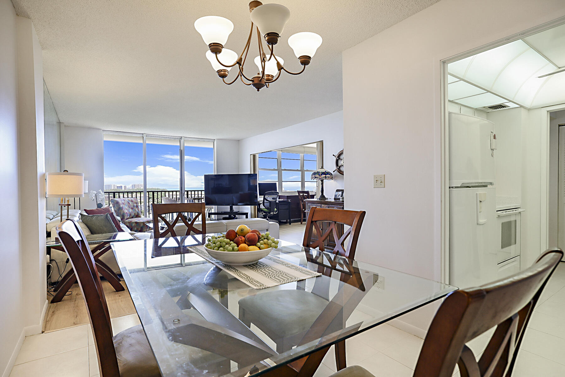 2121 North Ocean Boulevard, Unit 1506W Boca Raton, FL 33431 - Photo 18 of 58 Dining area