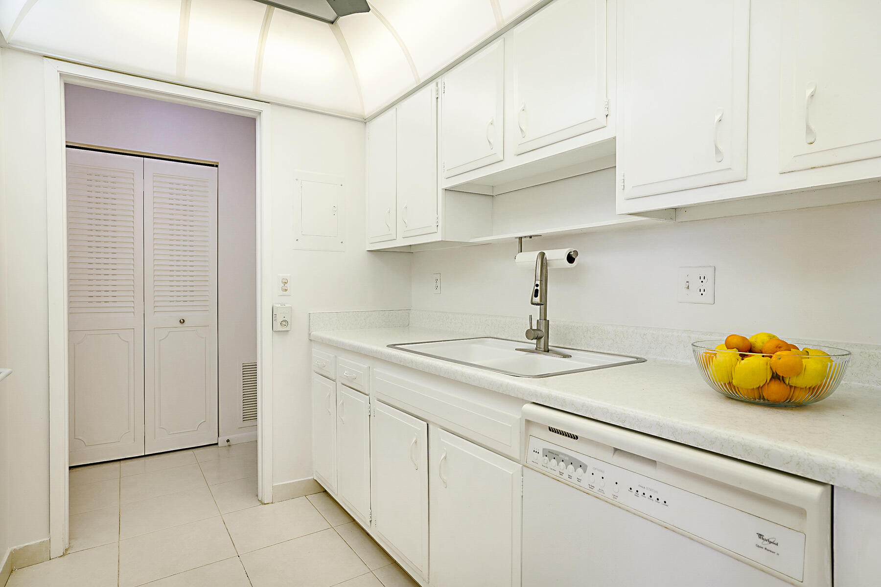 2121 North Ocean Boulevard, Unit 1506W Boca Raton, FL 33431 - Photo 19 of 58 Kitchen