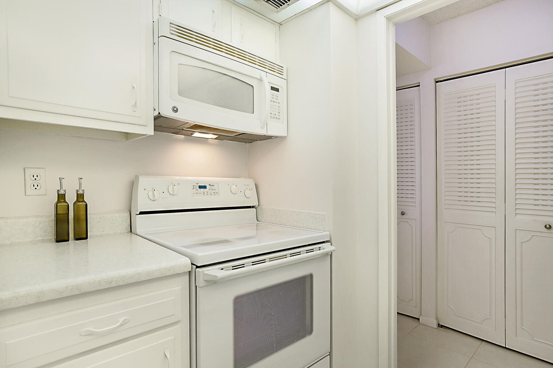 2121 North Ocean Boulevard, Unit 1506W Boca Raton, FL 33431 - Photo 20 of 58 Kitchen