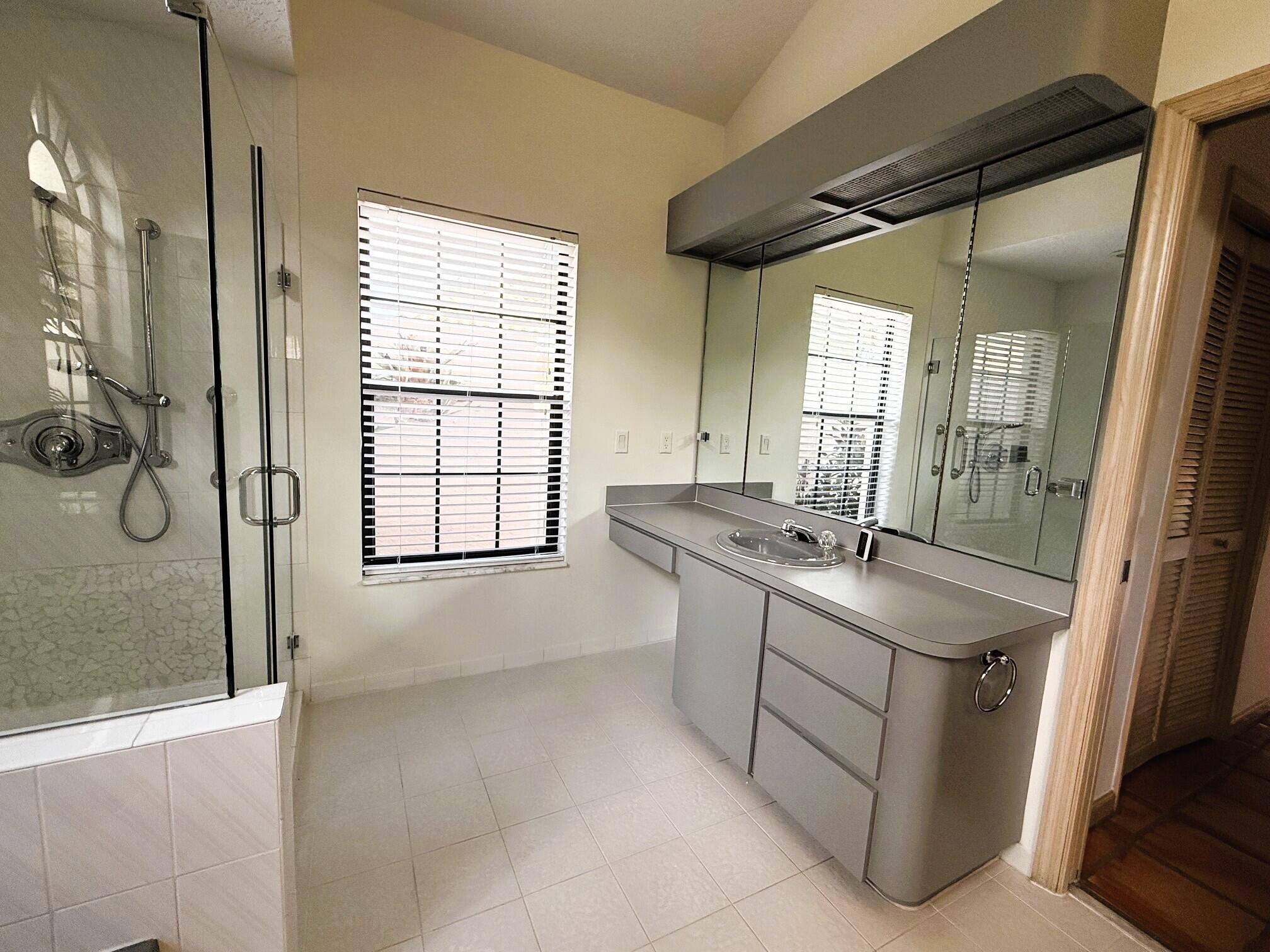 4 Lochwick Road Palm Beach Gardens, FL 33418 - Photo 18 of 35 Primary Bath