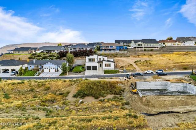 a black and white photo of a floor