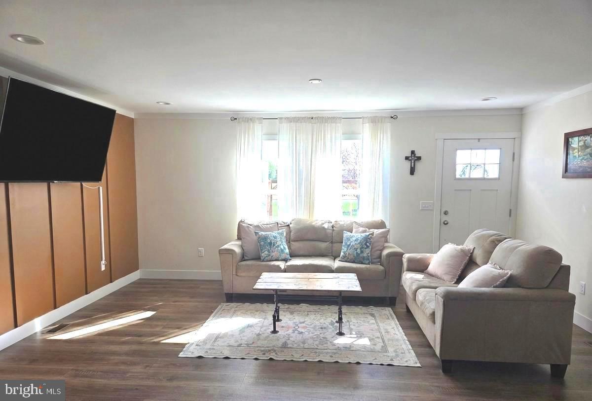 6924 Williamsburg Church Road Hurlock, MD 21643 - Photo 13 of 29 Living Room