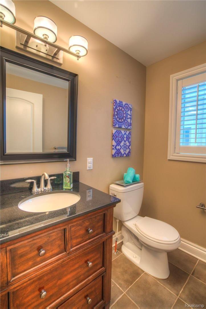 424 Oak Street Rochester, MI 48307 - Photo 11 of 22 Tastefully done Powder Room on the Main Floor.