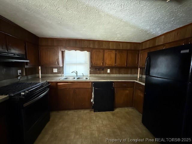 435 West Connecticut Avenue Southern Pines, NC 28387 - Photo 9 of 35 a kitchen with granite countertop a refrigerator a stove a sink and dishwasher