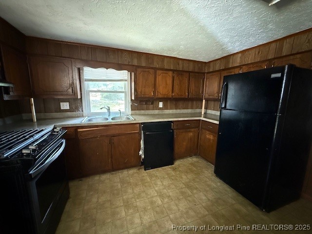 435 West Connecticut Avenue Southern Pines, NC 28387 - Photo 10 of 35 a kitchen with a sink stove and refrigerator