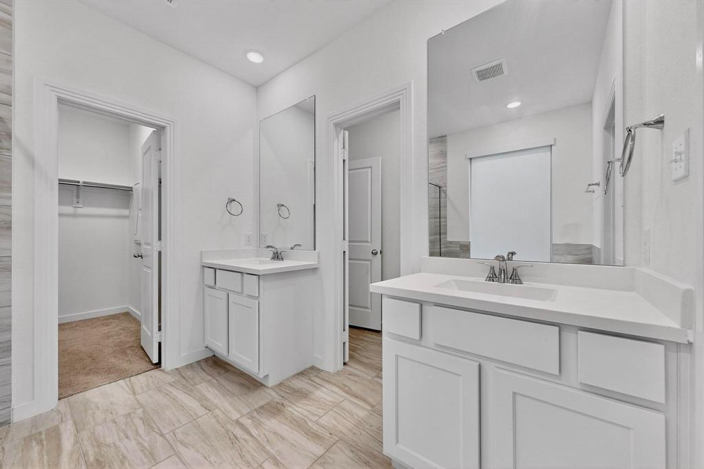 2017 Fall Crk Cove Mesquite, TX 75181 - Photo 17 of 40 Full bath featuring two vanities, a spacious closet, and recessed lighting