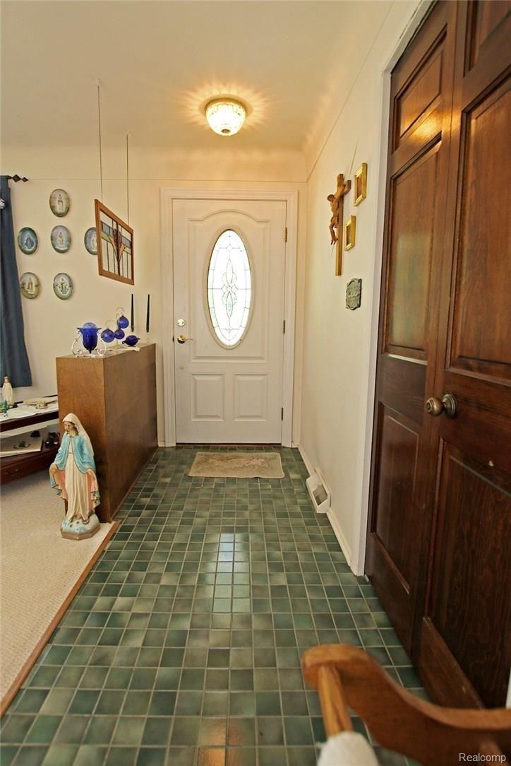 6451 Oakhill Road Clarkston, MI 48348 - Photo 6 of 52 6) Entry.jpg