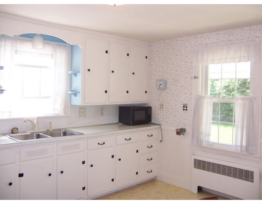 8 Hampton Road Natick, MA 01760 - Photo 3 of 20 Gallery Image 3