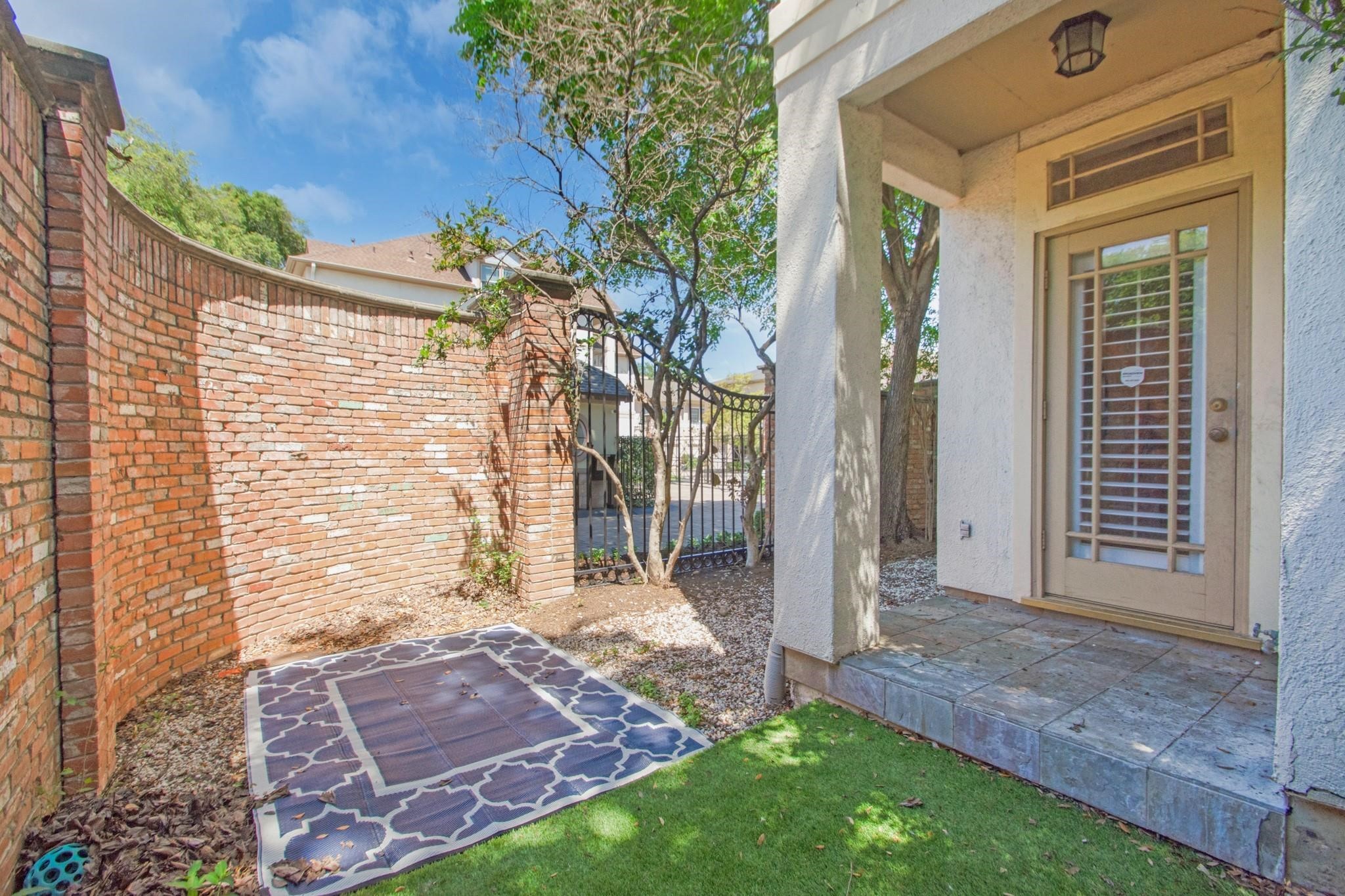 2 Milan Estates Houston, TX 77056 - Photo 5 of 39