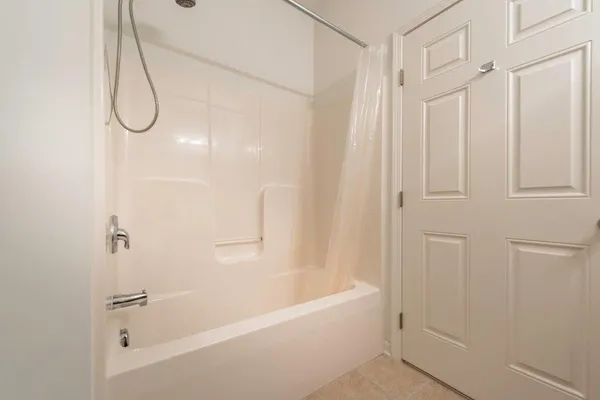 $2,000 | 854 West Summerfield Gln Circle, Unit 116, Ann Arbor, MI 48103